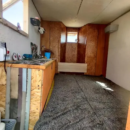 The Smallest House On Wheels, Basic * Vama Veche